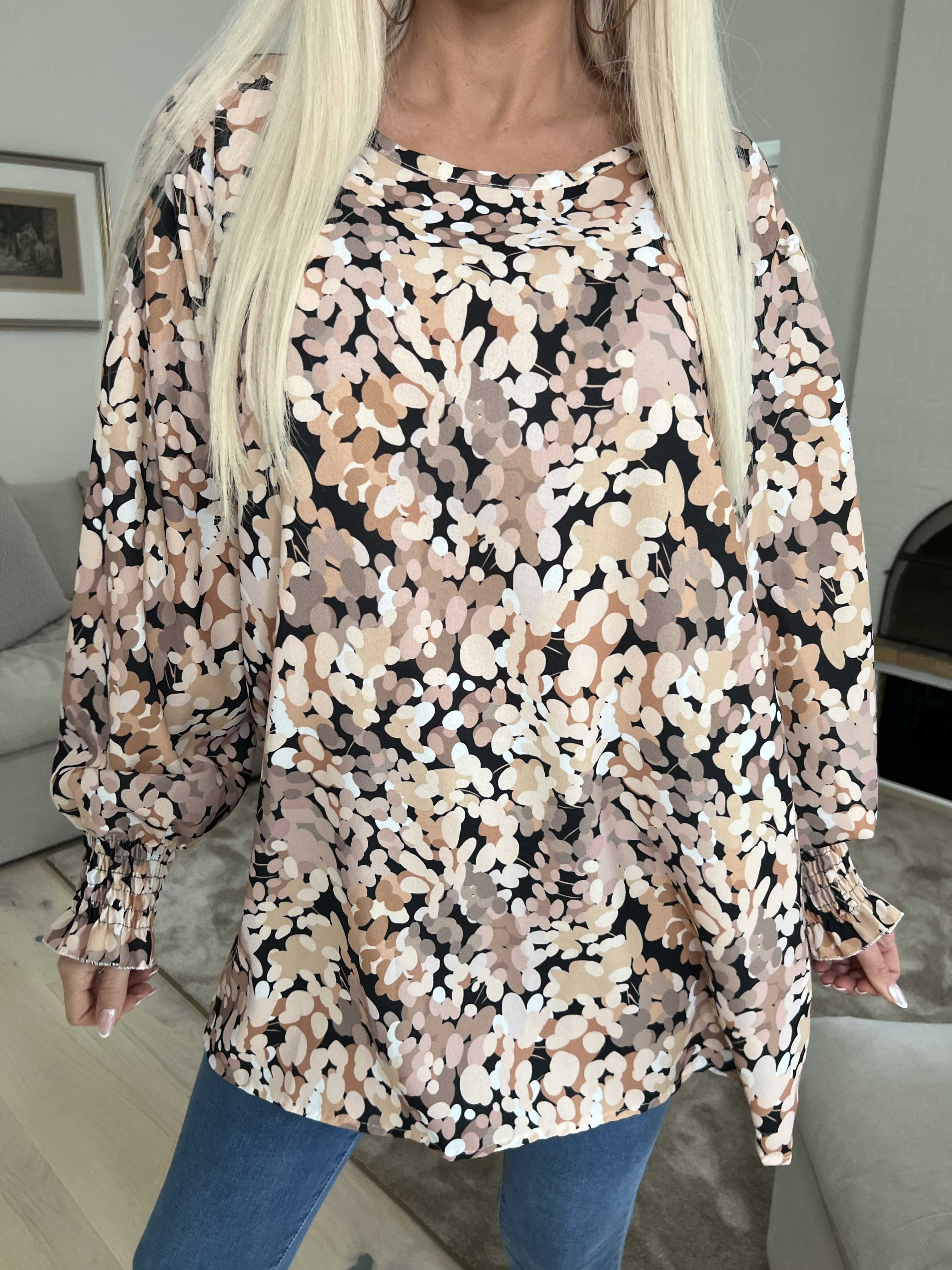 Moa - Mønstret bluse med elastik forenden af ærmerne